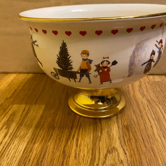 Charles Wysocki Christmas Love 2000 Gold Rimmed Pedestal And Fruit Bowl Decor. - Picture 3 of 6